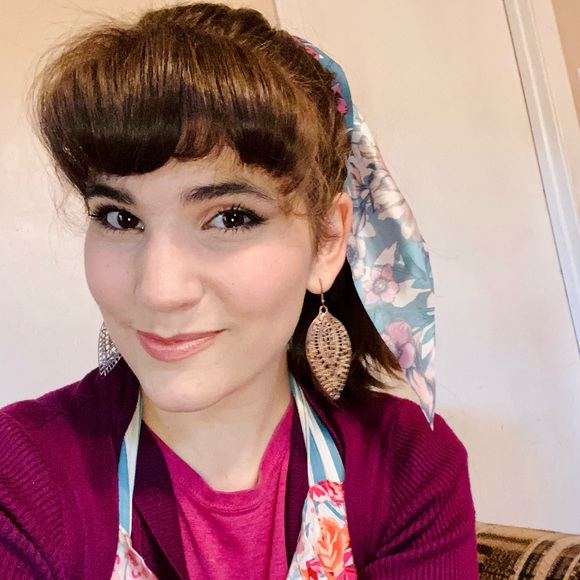 Meet your Poshmarker, Abigail! - Picture 2 of 2